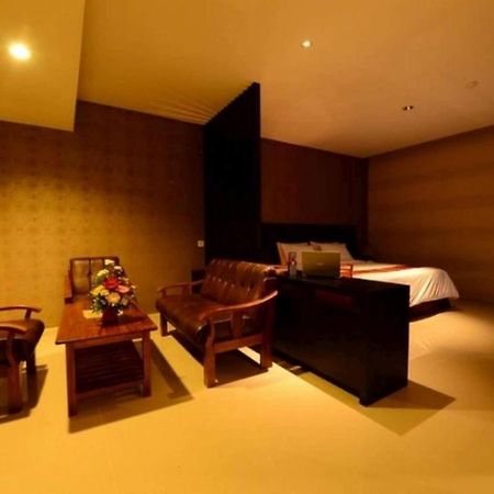 Emilia Hotel By Amazing - Palembang Palimbão Exterior foto