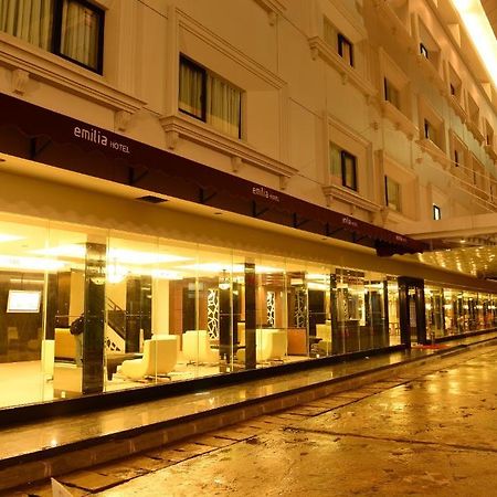 Emilia Hotel By Amazing - Palembang Palimbão Exterior foto