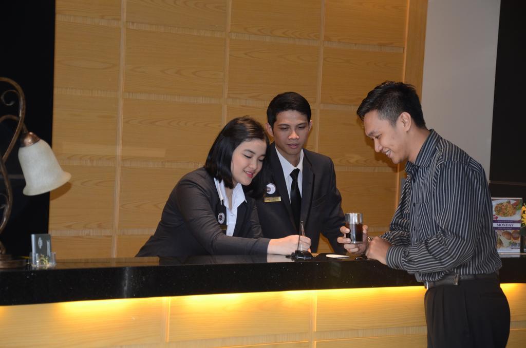 Emilia Hotel By Amazing - Palembang Palimbão Exterior foto