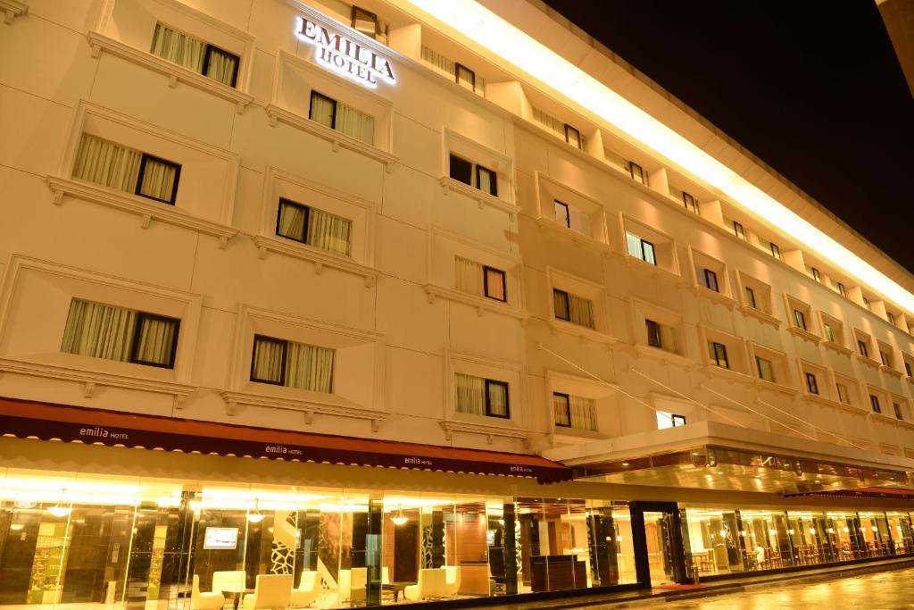 Emilia Hotel By Amazing - Palembang Palimbão Exterior foto