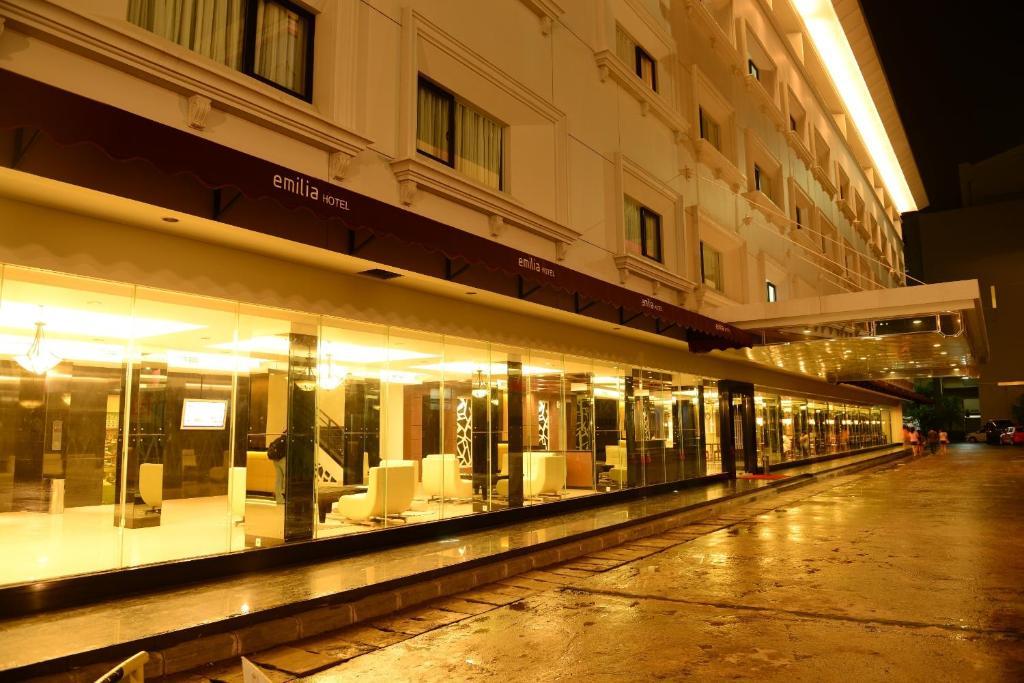 Emilia Hotel By Amazing - Palembang Palimbão Exterior foto