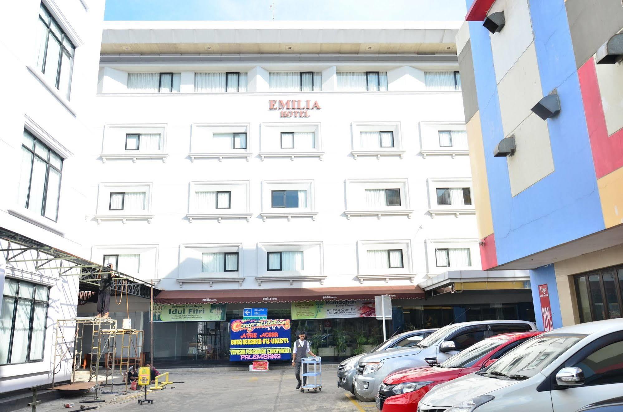 Emilia Hotel By Amazing - Palembang Palimbão Exterior foto