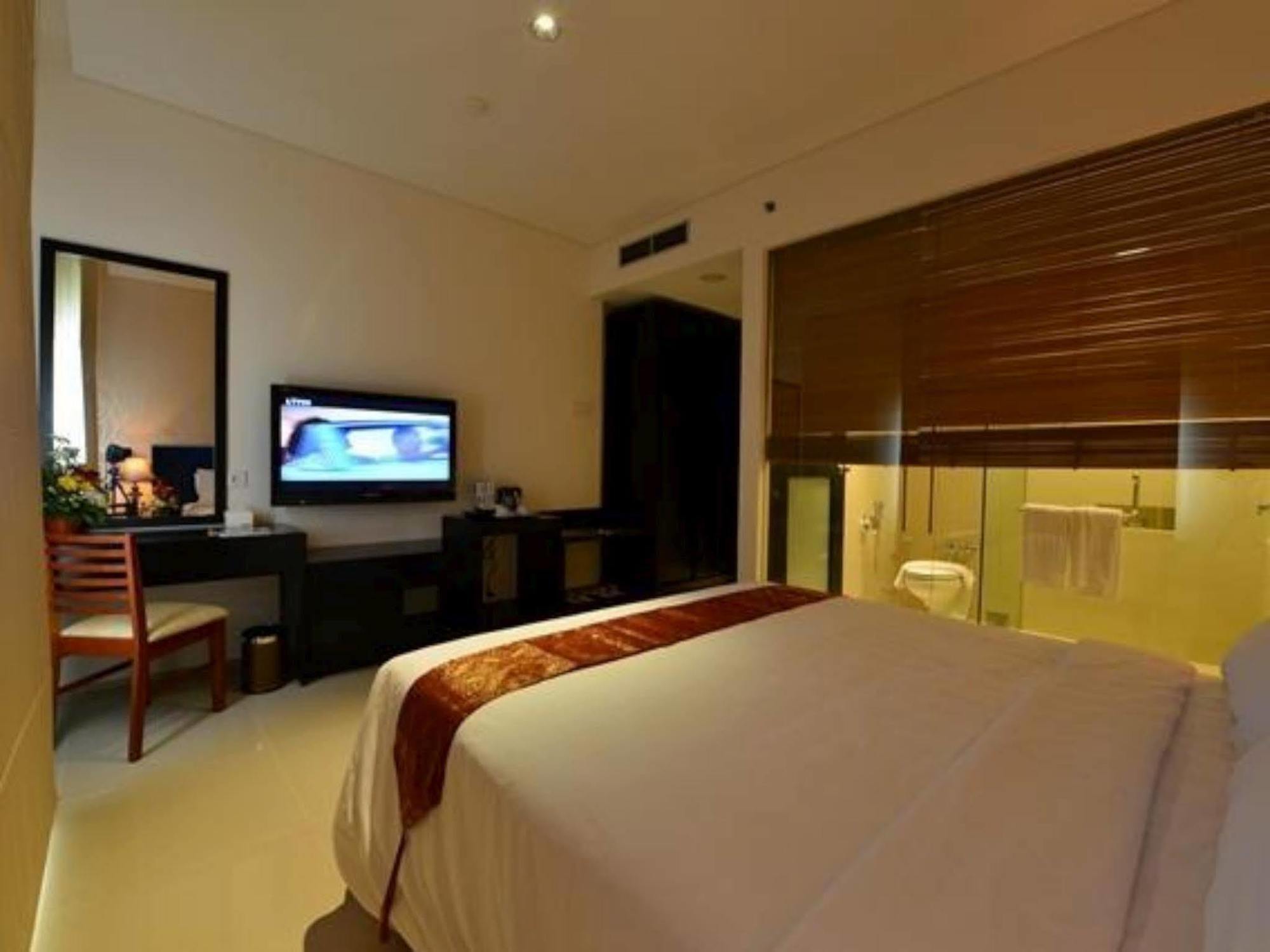 Emilia Hotel By Amazing - Palembang Palimbão Exterior foto