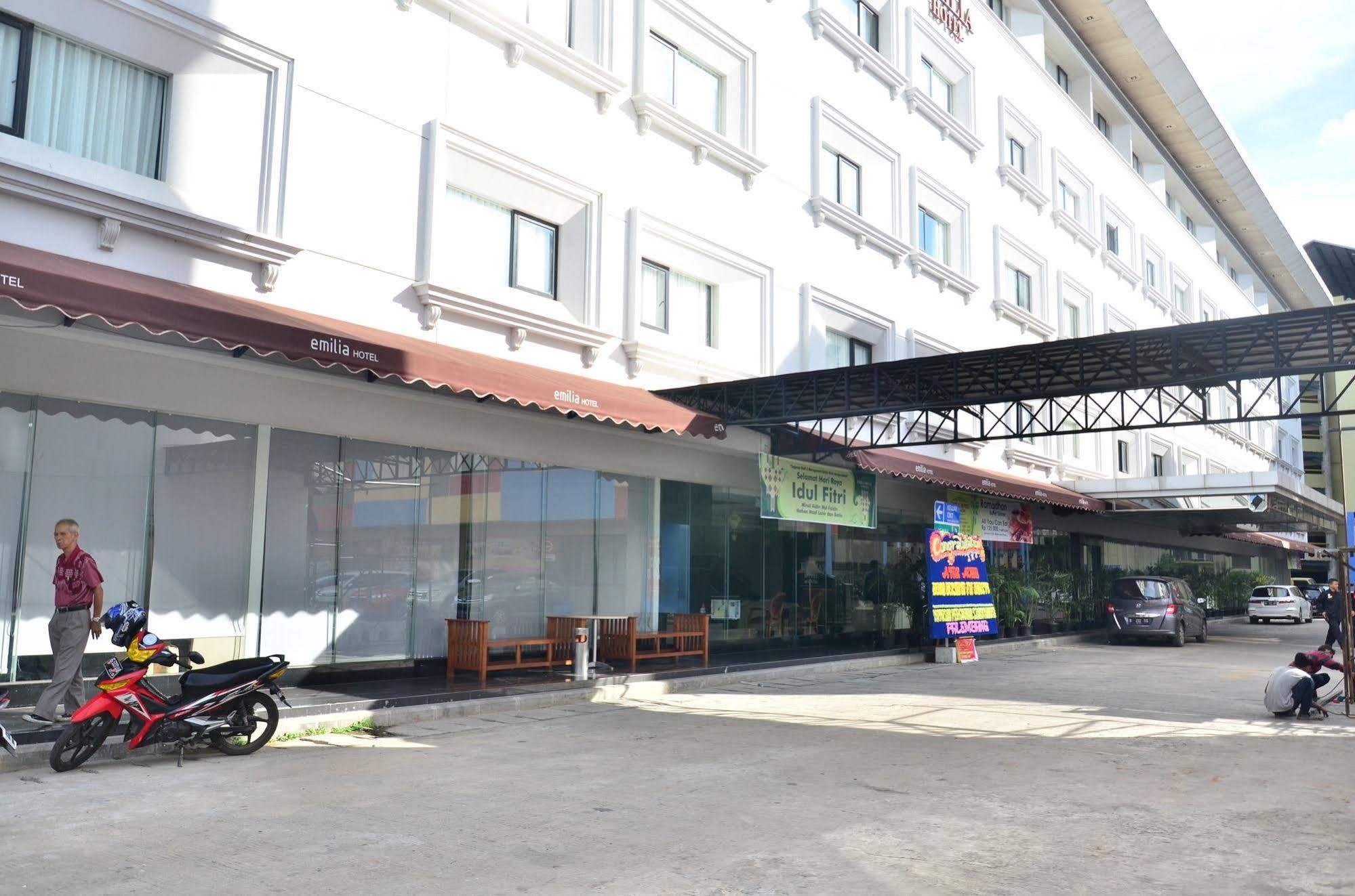 Emilia Hotel By Amazing - Palembang Palimbão Exterior foto