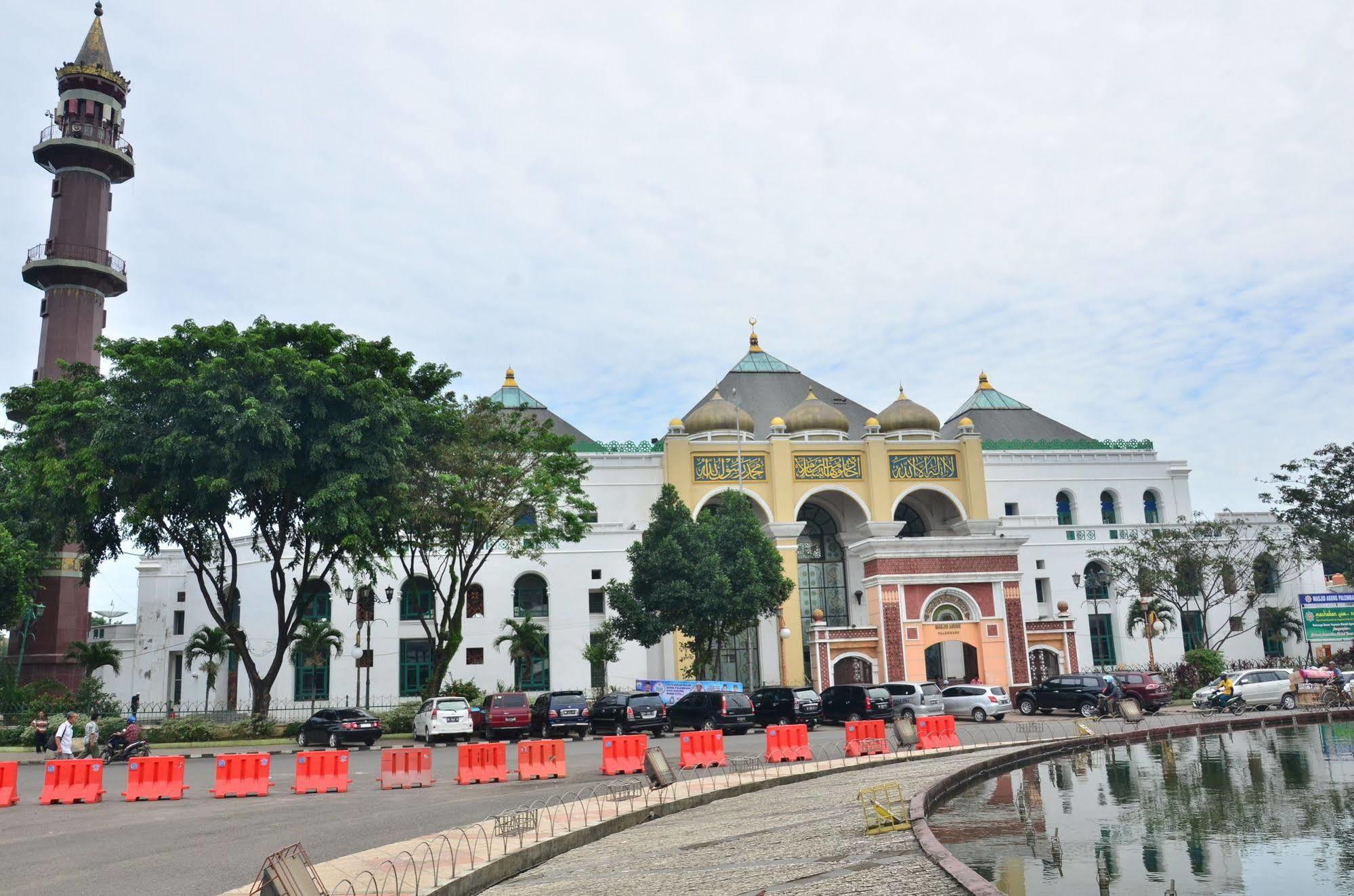 Emilia Hotel By Amazing - Palembang Palimbão Exterior foto