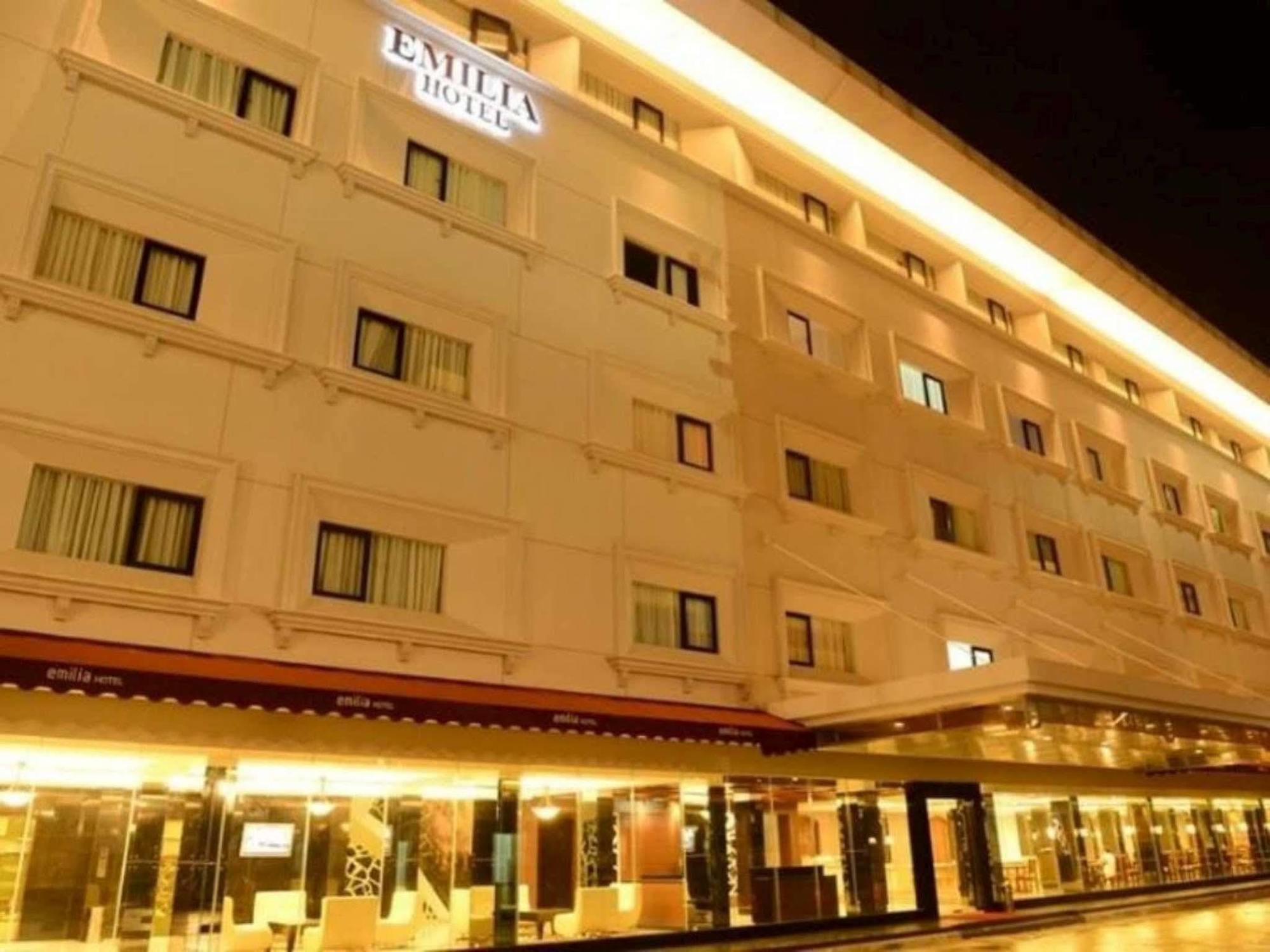 Emilia Hotel By Amazing - Palembang Palimbão Exterior foto